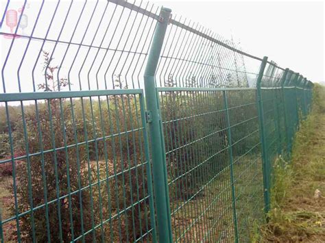 道路护栏_锌钢围墙护栏_基坑护栏_施工围挡厂家-安平层远护栏