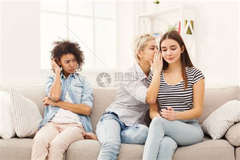 不同的女朋友分享秘密女人在家闲聊激动的情感女孩在朋友耳边窃私语高清图片下载-正版图片505078574-摄图网