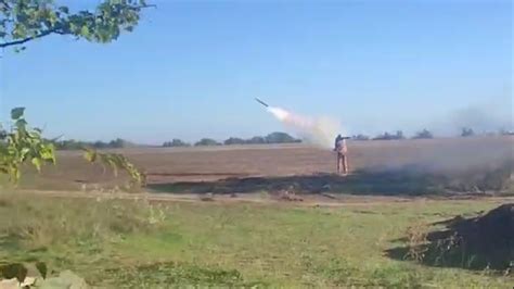 乌媒：实拍！乌军士兵用便携式对空导弹击落了俄军导弹_凤凰网视频_凤凰网