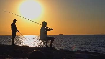 渔夫从湖里钓到虹鳟鱼高清图片下载-正版图片506007451-摄图网