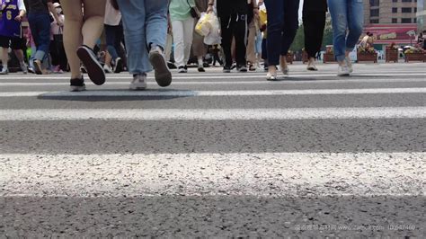 4k城市傍晚斑马线行人脚步低角度实拍视频特效素材-千库网