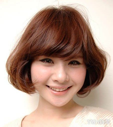 甜美女生头像内扣头发