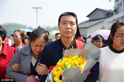 “妈妈，我好想你啊！”武汉警方助失散33年母子团聚_长江云 - 湖北网络广播电视台官方网站