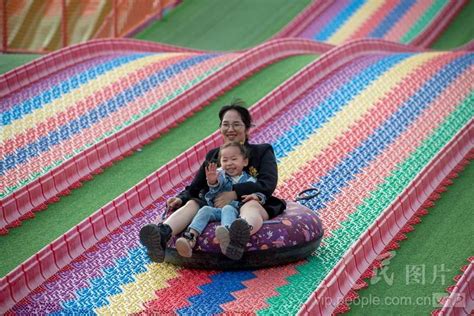 广西梧州：游乐园内欢乐多-人民图片网