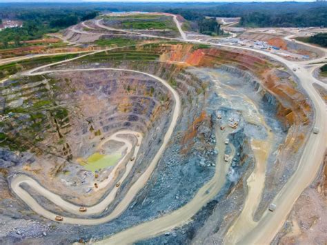 紫金矿业2021年报几个重点 #紫金矿业2021年报# $紫金矿业(SH601899)$ 1、在2022年基础上，2025年可实现自然崩落法 ...