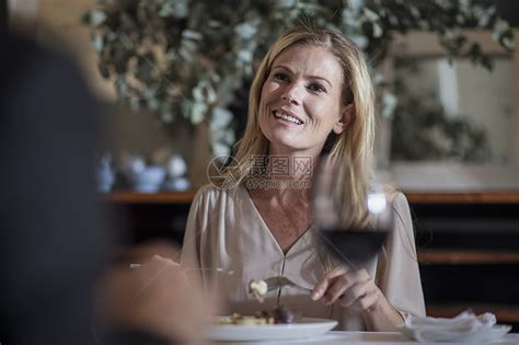 在餐馆与朋友一起吃饭聊天的成熟女性高清图片下载-正版图片501864032-摄图网