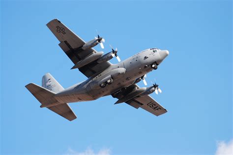航空百科 载重19.8吨的美军C-130运输机为什么会被称为“大力神”？_战术