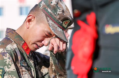 边防战士照片曝光，14亿人泪目：不能遗忘英雄，他们为我们而死|边防战士_新浪新闻