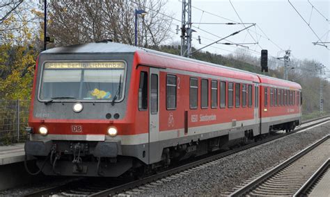 Ein Triebwagen der Baureihe 628 befindet sich auf dem Weg von Aulendorf ...