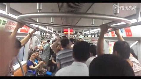 北京一号线地铁乘客打架_腾讯视频