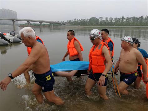 洛阳男子落水，被救上岸时已冻僵 消防员脱救援服为其保暖-中华网河南