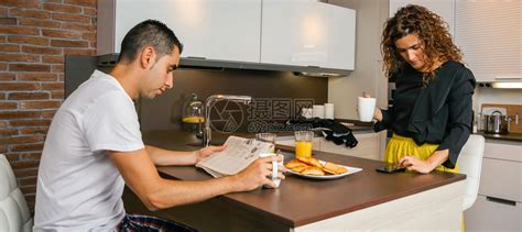 夫妇在上班前吃早餐高清图片下载-正版图片303627066-摄图网