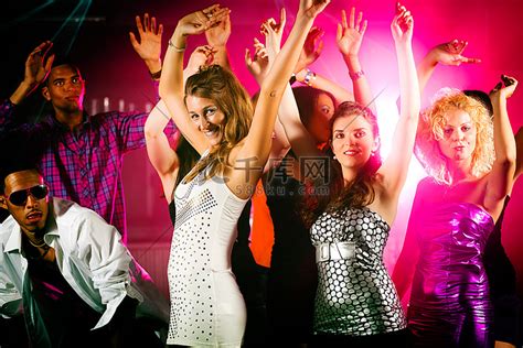 在迪斯科俱乐部跳舞-一群朋友，不同种族的男人和女人，随着音乐跳舞，有很多乐趣高清摄影大图-千库网