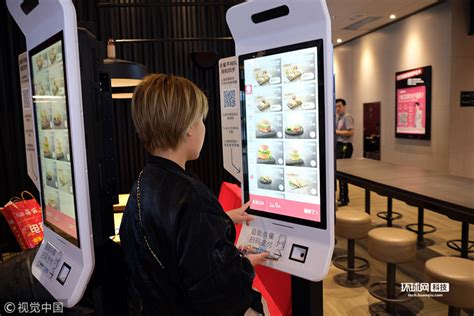 东北首家肯德基“未来餐厅” 可智能互动设备迅捷点餐