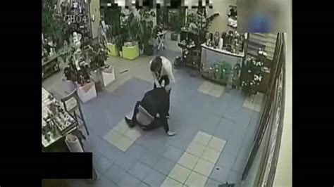 劫匪商店抢劫 没想到被女子“反杀”_凤凰网视频_凤凰网