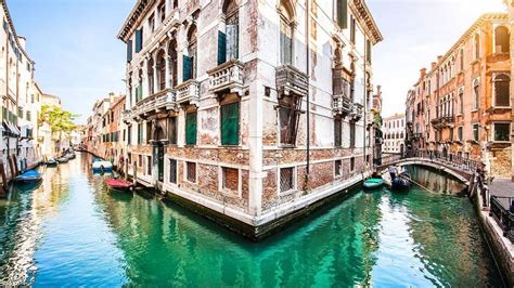 哥特式建筑背景下的波光潋滟的运河图片-威尼斯哥特式建筑背景下的波光潋滟的运河素材-高清图片-摄影照片-寻图免费打包下载