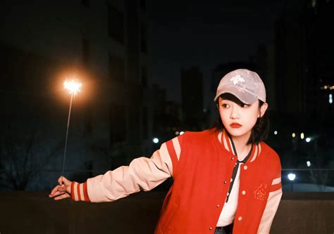 棒球服甜美女生图片头像