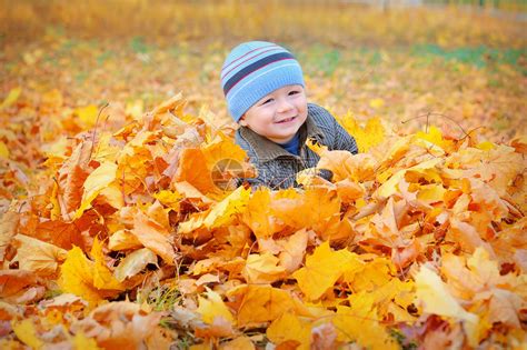 快乐的孩子在黄色秋天叶高清图片下载-正版图片503582269-摄图网