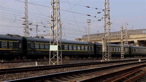 辽宁盘锦的火车与高铁视频素材_ID:VCG2214203206-VCG.COM