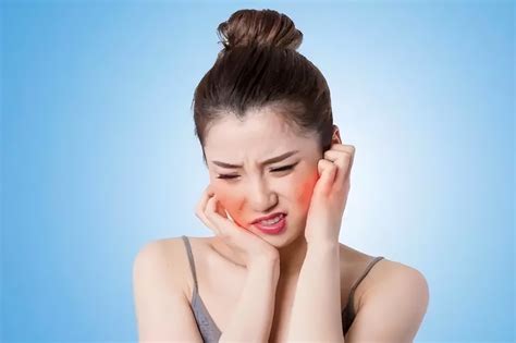 脸过敏怎么办最有效方法（脸上过敏红肿痒怎么办好？4个方法实现夏季敏感肌自救） | 说明书网