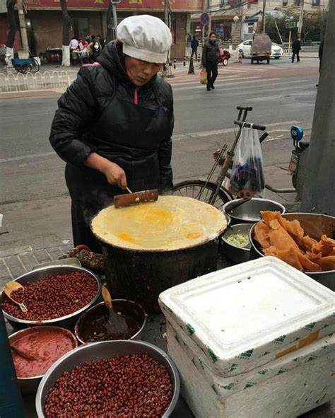 汇思想 _ 沙溢现身上海街头 卖煎饼果子