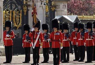2020白金汉宫的皇家卫队每天都会于上午11:30-12:00举行换岗仪式，其他月份每两天11:30举..._白金汉宫-评论-去哪儿攻略