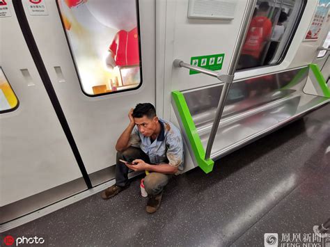 上海地铁2号线一男子跳入轨道 被列车冲撞身亡 - 我们视频 - 新京报网