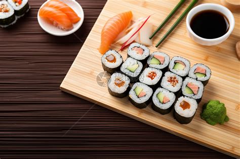 木板上的日式寿司高清图片下载-正版图片600432681-摄图网