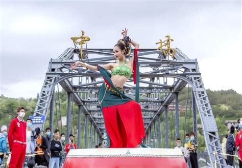 北京舞蹈学院附中《荷花舞》，C位小姑娘是覃颂-搜狐大视野-搜狐新闻