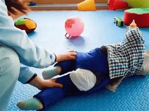 图文讲解训练宝宝翻身的正确方法，三个步骤就能轻松搞定_家庭医生在线