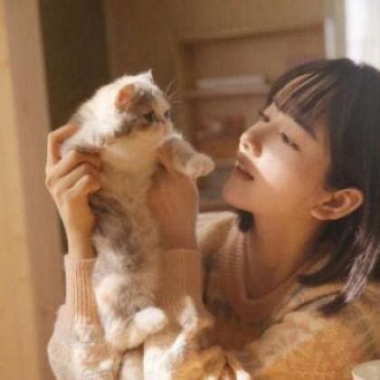 甜美女生抱猫咪头像真人