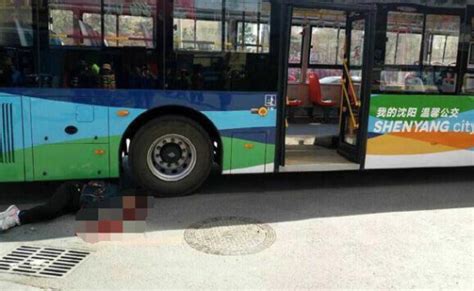 沈阳清障车撞倒两名刚下公交车女子 致1死1伤