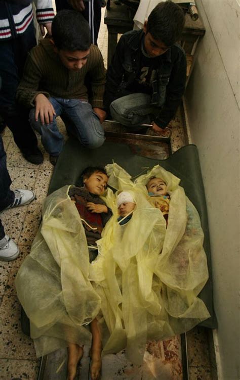 在空袭期间安慰孩子的巴勒斯坦男子死于以色列轰炸_凤凰网视频_凤凰网