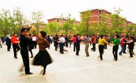 中国大妈卢浮宫跳广场舞 盘点广场舞那些事--陕西频道--人民网