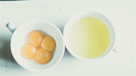 水煮蛋的正确做法，记住4个技巧，蛋壳一拉就掉，蛋黄鲜嫩不噎人_清水_冷水_蛋白质