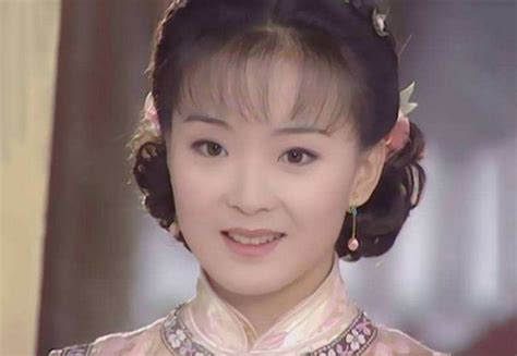 49岁王艳在15亿豪宅内开心跳舞，声称自己无欲无求，却遭网友回怼 - 知乎