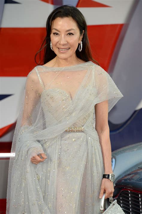 霸气！60岁的女星杨紫琼首次出演好莱坞女主，就拿下金球奖影后|好莱坞|杨紫琼|金球奖_新浪新闻