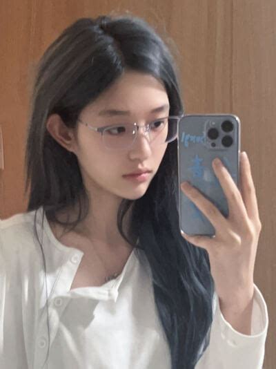 王奕温柔头像女生