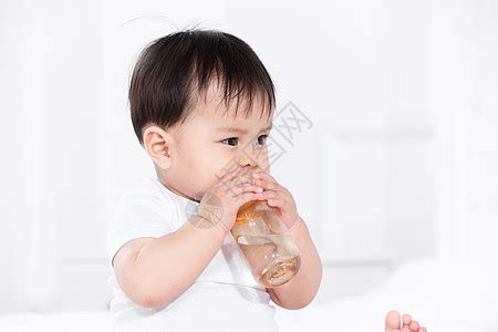 可爱宝宝喝水高清图片下载-正版图片501980764-摄图网