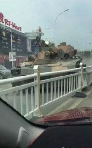 为什么坦克在公路上行驶时炮塔要倒转过来？