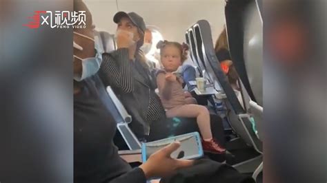 美国女童因在飞机上吃饭未带口罩被指违反防疫规定，全家被赶下飞机_凤凰网视频_凤凰网