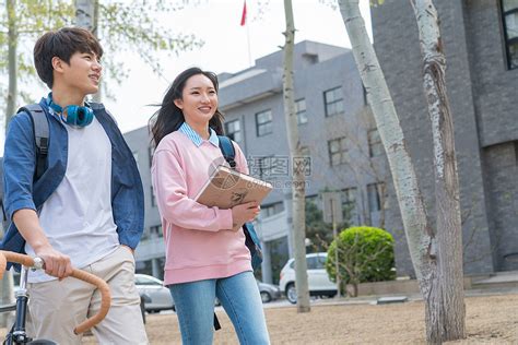 成年人青年文化亚洲人大学生情侣在校园里高清图片下载-正版图片501914606-摄图网