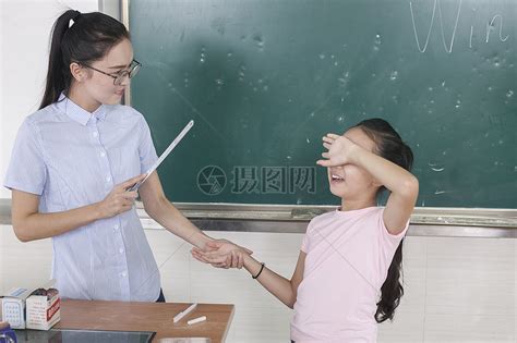 女老师严肃的在批评女同学高清图片下载-正版图片500600625-摄图网