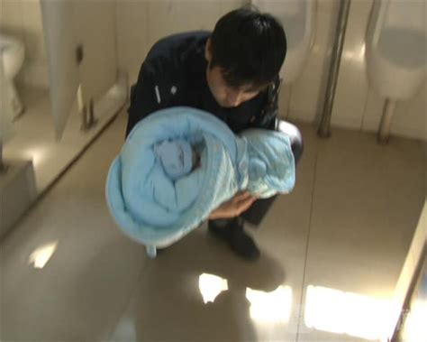 父母咋这么狠心！南京刚满月男婴被遗弃公厕_荔枝网