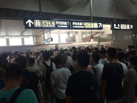 突发：南京地铁二号线故障 大量乘客上班迟到