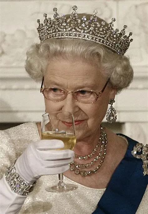 英国女王93岁生日，20岁照片对比现在，为啥70多年气质没变？ - 知乎