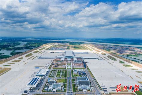 7月17日，世界第四个、亚洲首个专业货运机场鄂州花湖机场正式投运，湖北民航“客货双枢纽”机场体系就此形成。