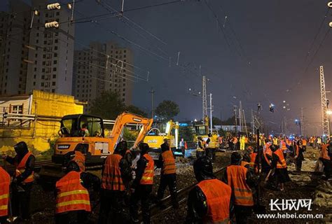 邢台123：今晨，邢台火车站改造工程完成拨接施工