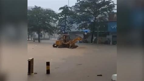 河南郑州：巧摆“铲车阵”营救被困群众