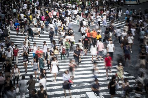 人来人往的街道东京人群高清摄影大图-千库网
